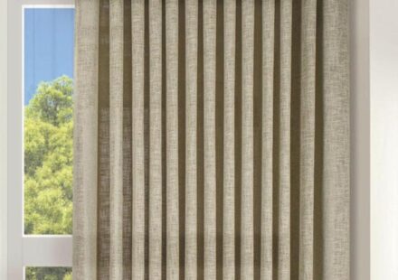 Tenda a onda beige in tessuto effetto lino montata su binario a soffitto