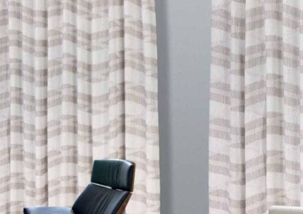 Tenda a onda con tessuto geometrico installata in un soggiorno moderno