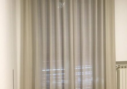 Tende a onda trasparenti installate su finestra in stanza moderna